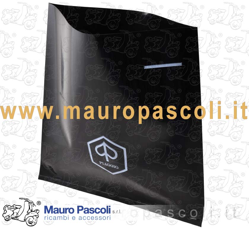 In plastica nera con logo piaggio ...............ricambio originale piaggio ad esaurimento scorta,