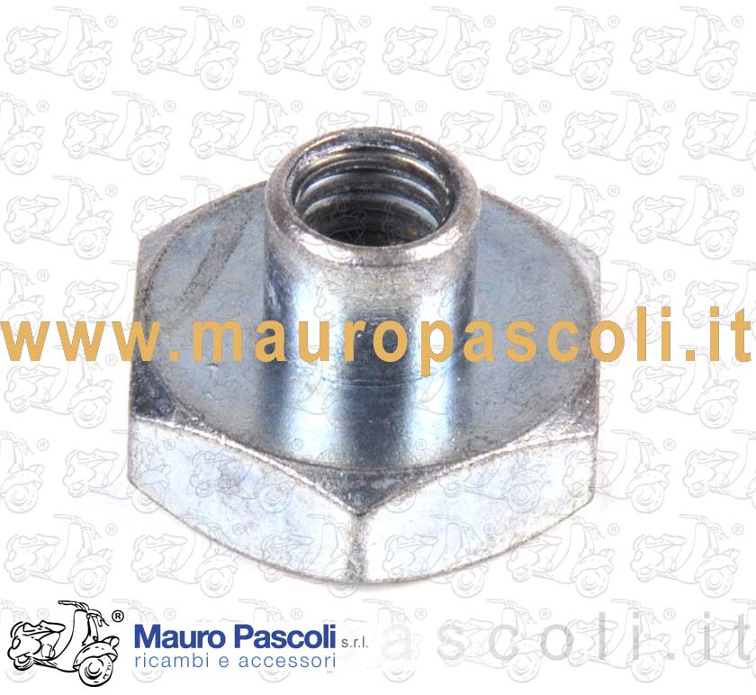Dado in ottone 8 x 22 ,fissaggio cerchio al tamburo,vespa 125 - 150 - ape.