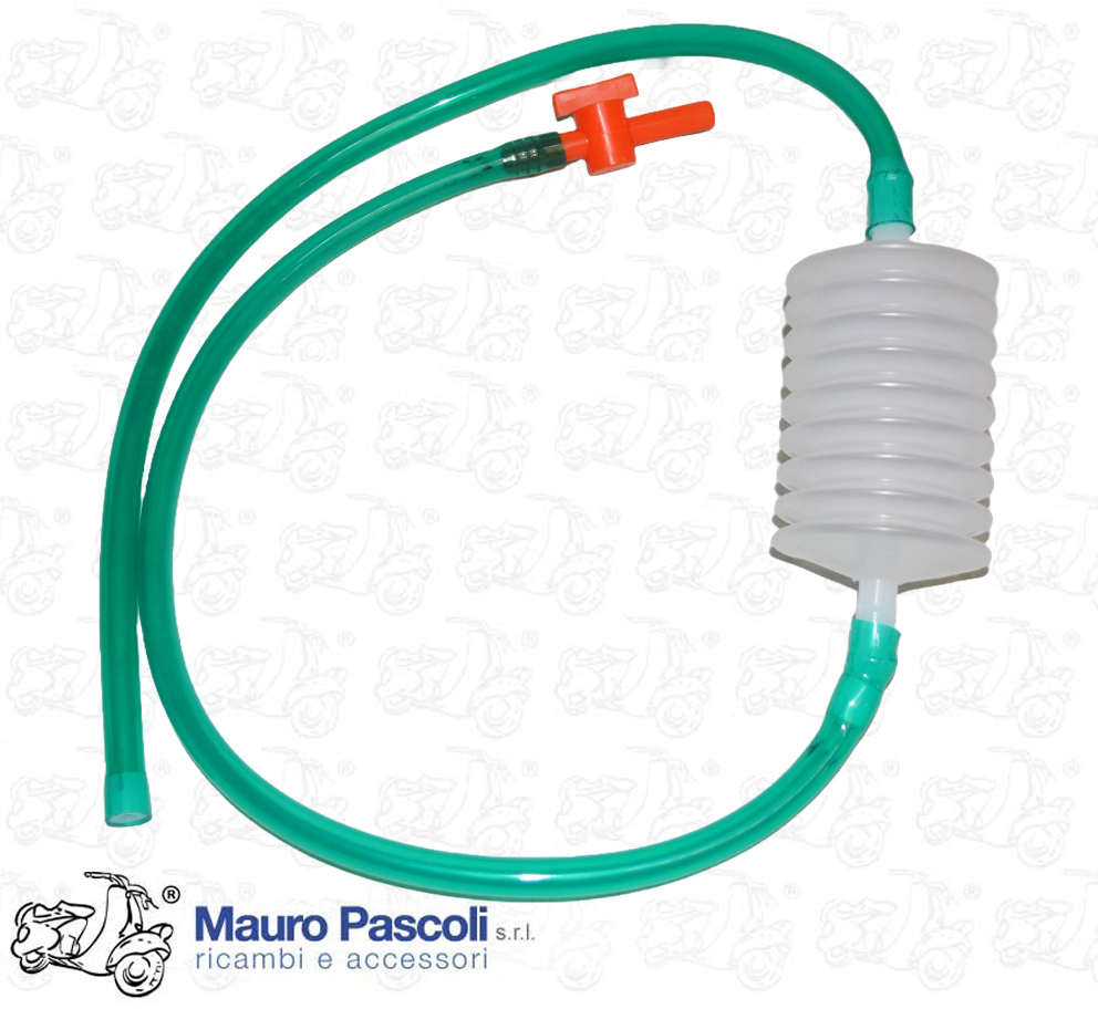 Travasatore manuale per carburante con rubinetto.