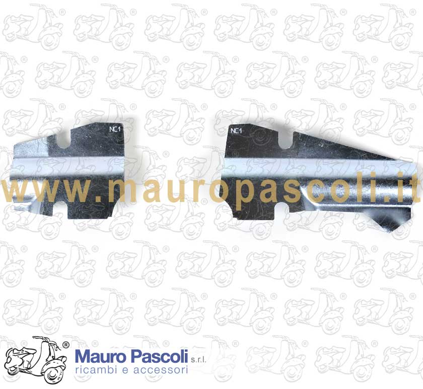 Pareja bajo cubiertas del manillar